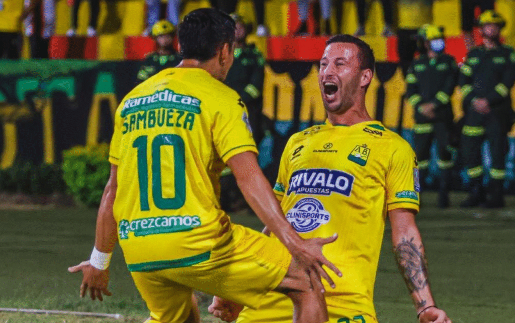 Los jugadores Sambueza y Luciano Pons celebran el gol con el que vencieron a Santa Fe. Foto: Cortesía- Club Atlético Bucaramanga.
