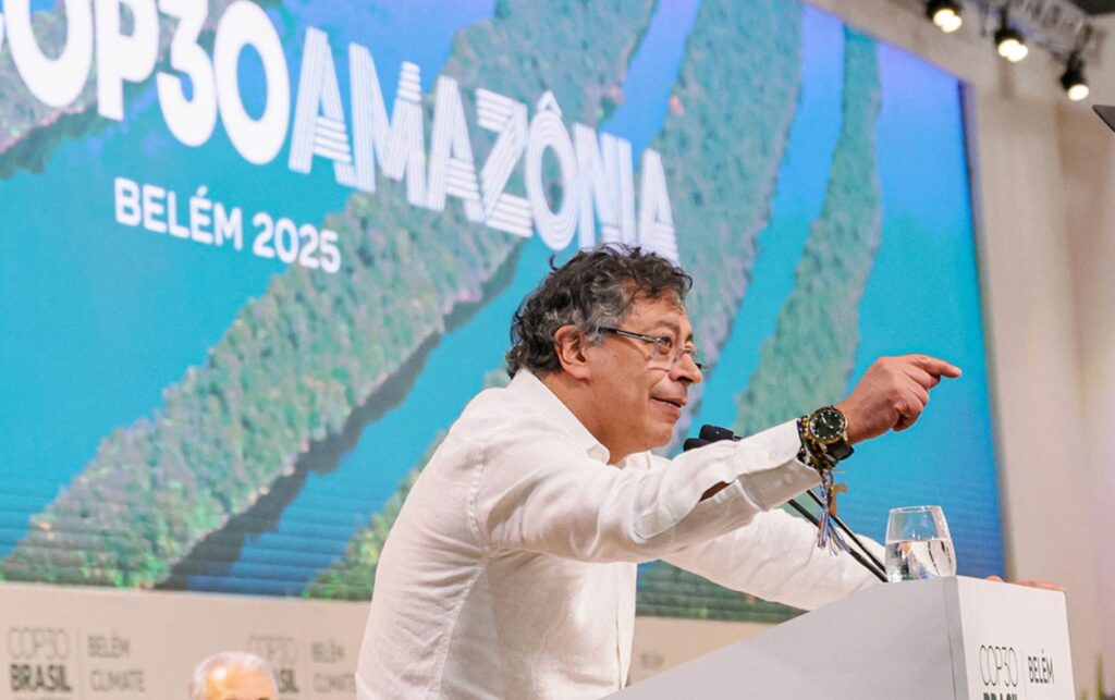 Presidente Petro durante su intervención en la COP30 en Belém, Brasil, señalando al auditorio mientras defiende la cooperación climática internacional..