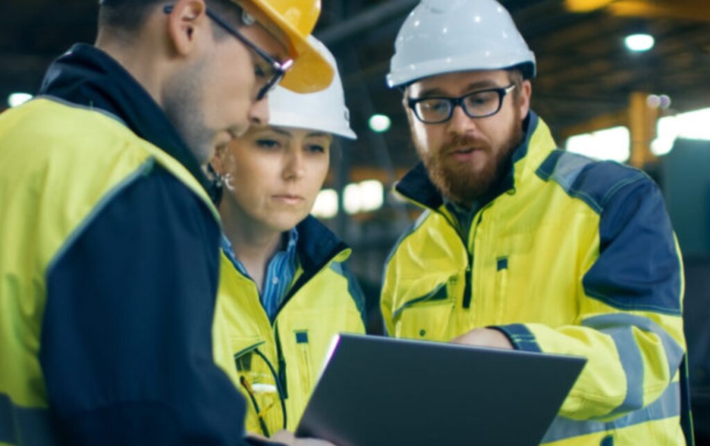 Producción industrial colombiana en expansión durante 2025, motor clave del mercado laboral.