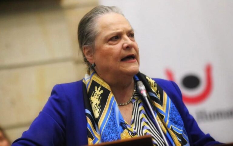 Senadora Clara López expone sus propuestas para destrabar las reformas estancadas.