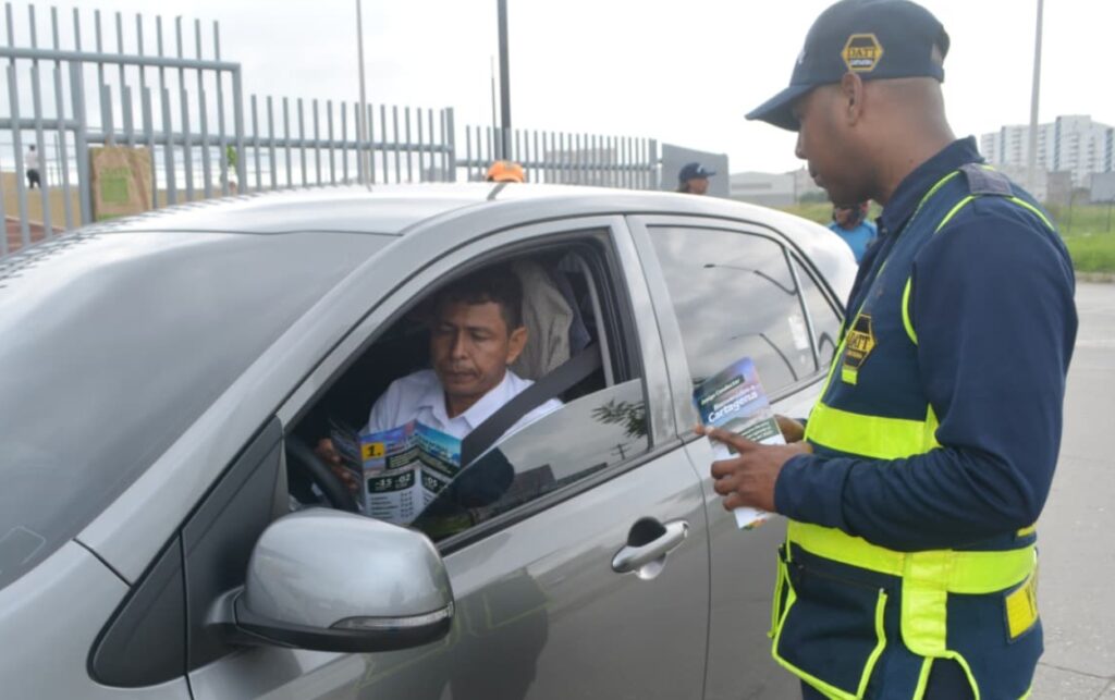 Agente de tránsito del DATT explica las restricciones del pico y placa 24 horas que inicia hoy 15 de diciembre.