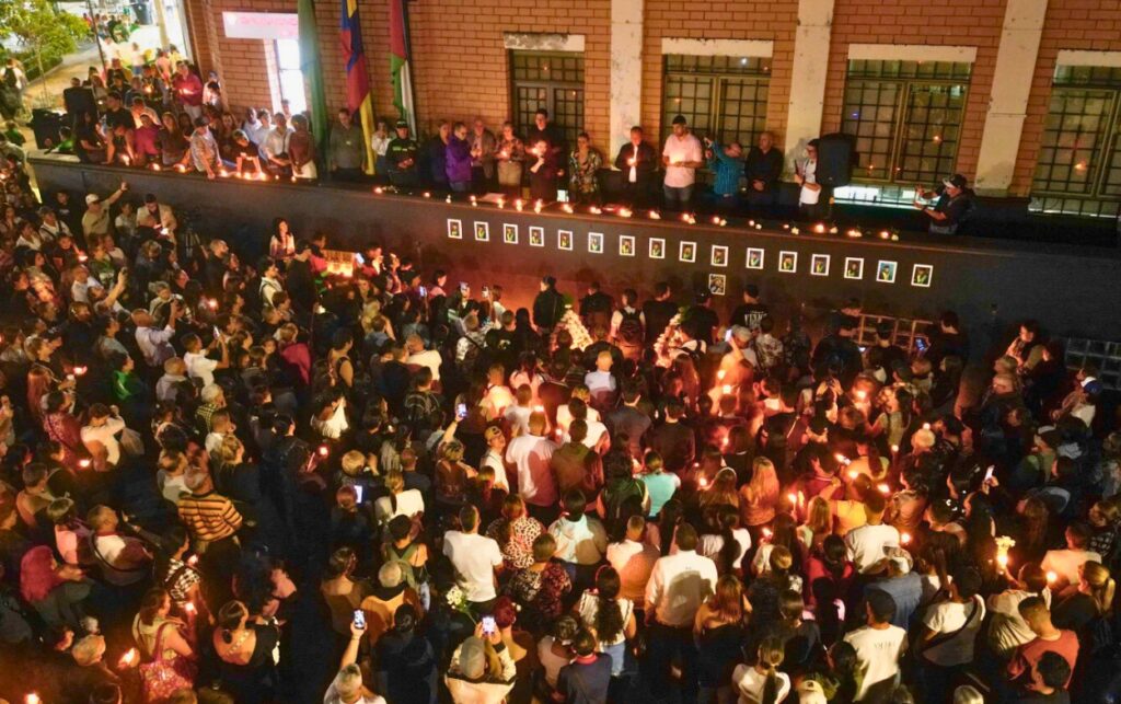 Bello está de luto: vista aérea de multitud con velas encendidas en el parque Santander.