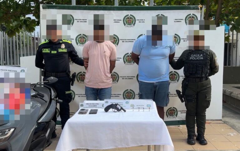 Dos hombres capturados por presunto fleteo durante operativo policial en Cartagena.