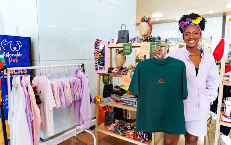 Emprendedora presenta prendas de moda sostenible en un stand de la segunda Feria de Negocios Verdes organizada por el EPA Cartagena.