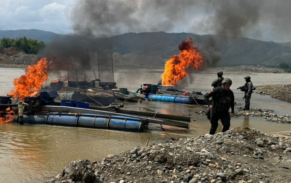 Golpe a la minería ilegal_ maquinaria incendiada tras intervención de la fuerza pública.