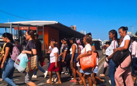 Grupo numeroso de peatones cruzando frente a una estación de Transcaribe en Cartagena durante el paro de conductores.
