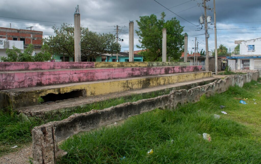 Piden intervención urgente. Graderías deterioradas en el escenario deportivo que comparten El Líbano y Boston.