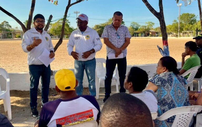 Reunión con la comunidad en la cancha de Bayunca durante el proceso en el que recuperan más de 9 mil metros cuadrados para viabilizar un polideportivo.