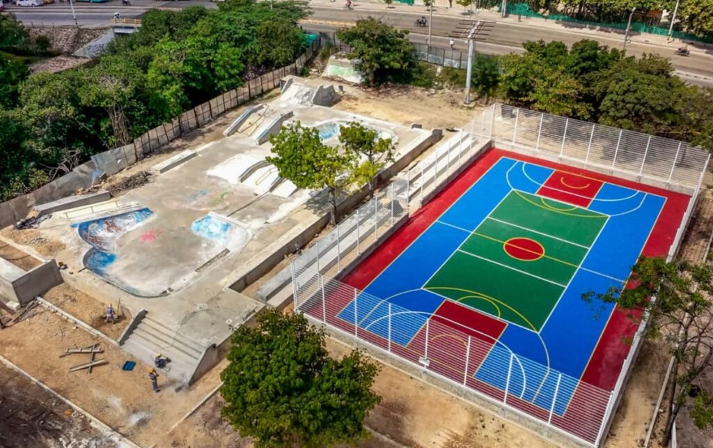 Vista aérea del skatepark y la cancha múltiple del Proyecto Nuevo Chambacú en proceso de adecuación.