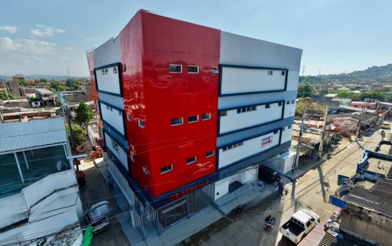 14 años después, hospital de Nelson Mandela abre sus puertas tras más de una década de espera.