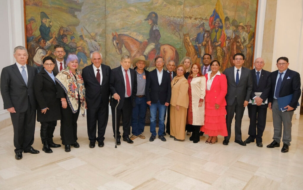 A la reunión clave de la comisión asistieron los expresidentes Juan Manuel Santos, Ernesto Samper y César Gaviria.