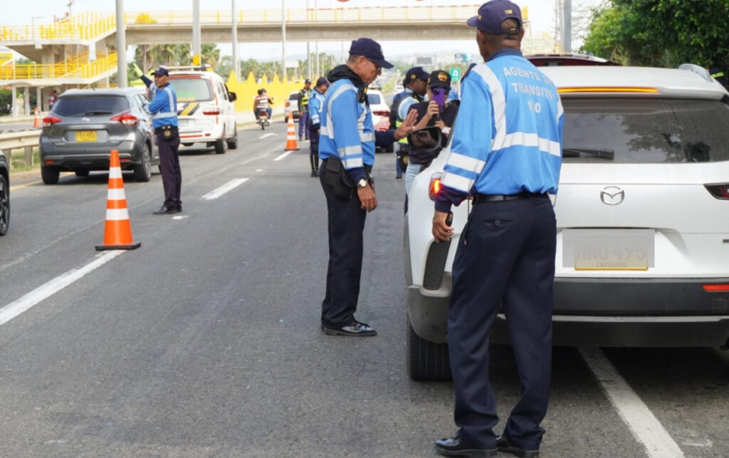 Agentes de tránsito inspeccionan documentación mientras más de 4 mil vehículos circulaban por las vías de ingreso a Cartagena.