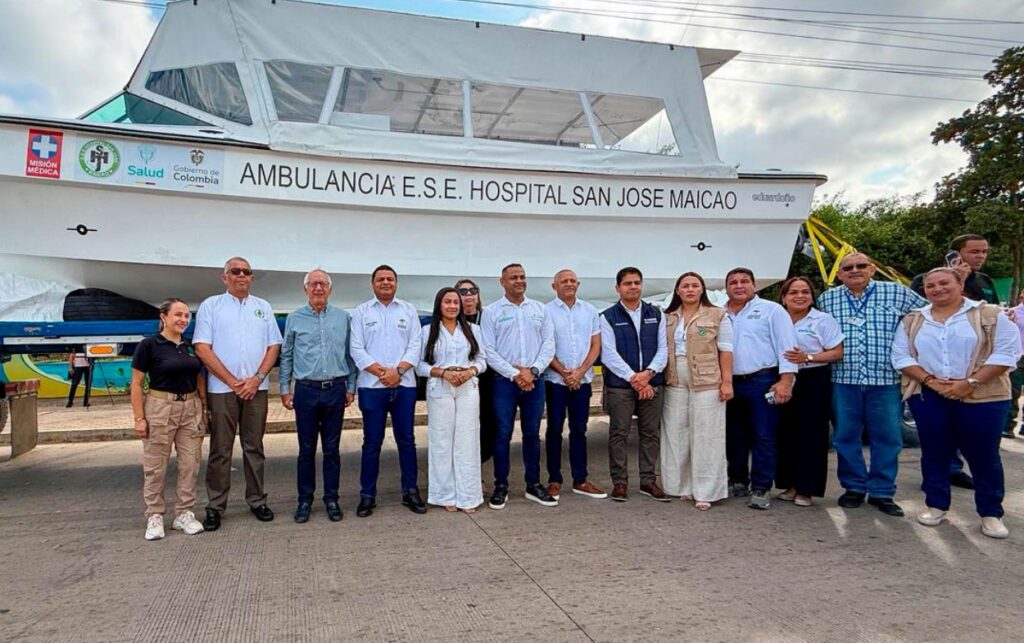 Autoridades de salud durante la entrega de ambulancia marítima en Maicao, una inversión que mejora el transporte asistencial para 600 mil personas en La Guajira.