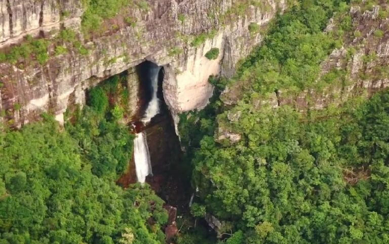 $3.000 millones para vigilar el clima en Chiribiquete Cascadas y selva del Parque Chiribiquete, ecosistema estratégico fortalecido con inversión de $3.000 millones en investigación climática.
