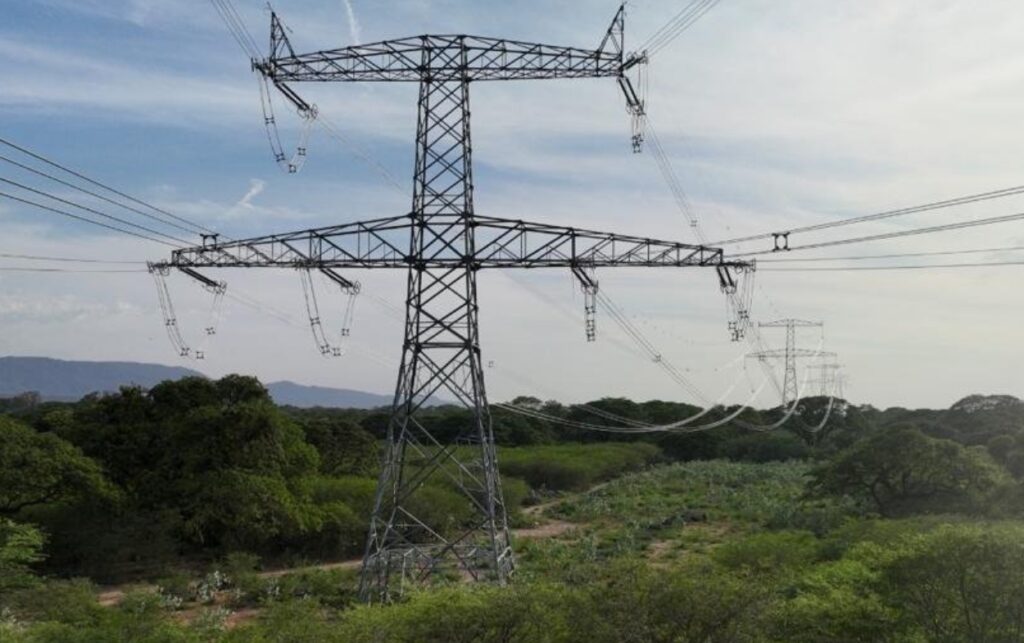 Colombia suspende suministro de energía en la interconexión con Ecuador para priorizar la demanda interna.