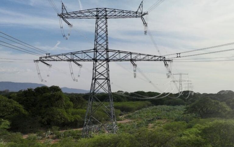 Colombia suspende suministro de energía en la interconexión con Ecuador para priorizar la demanda interna.