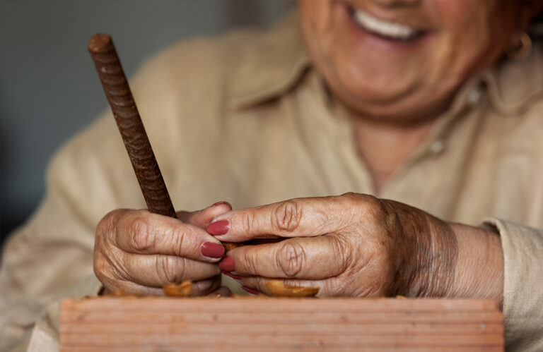 Artista mayor colombiano recibe apoyo del programa Cultura es Dignidad Mayor.