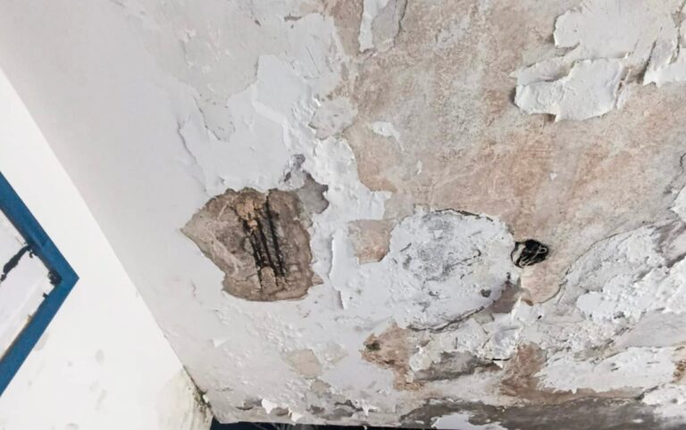 Desprendimientos en el techo de un aula del bloque A del José de la Vega, donde estudian niños que hacen parte de más de 3 mil estudiantes.