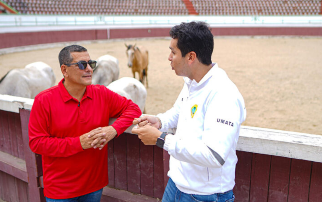 El alcalde Dumek Turbay acompaña la entrega de 39 caballos cocheros a sus nuevas familias adoptantes.