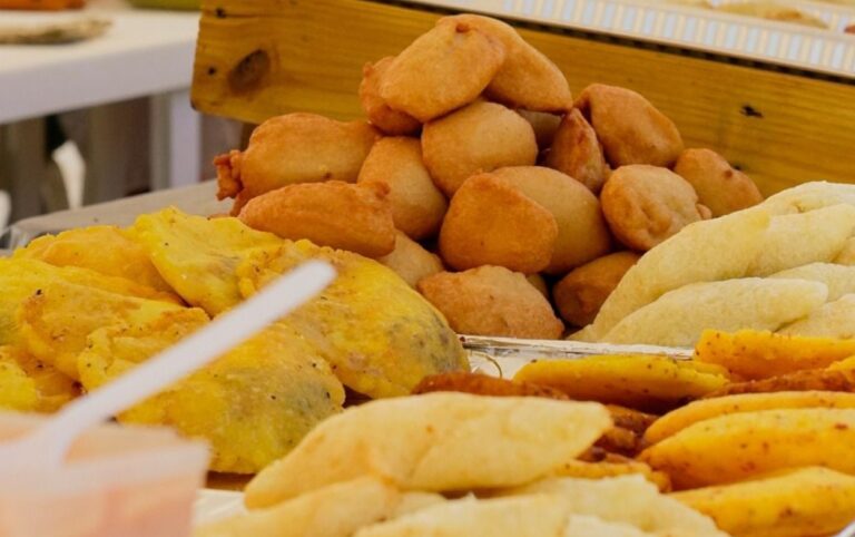 El festival del frito reúne arepas de huevo, carimañolas y fritos típicos preparados por matronas en el regreso del evento a las Botas Viejas.