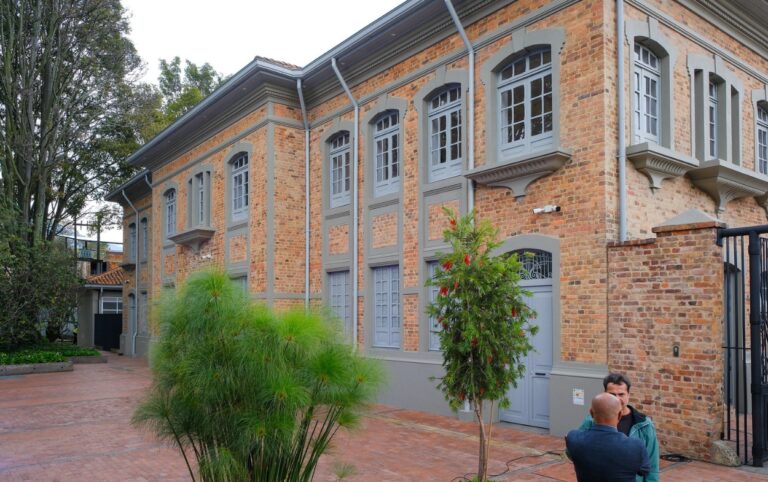 Fachada patrimonial del Hospital San Juan de Dios tras su proceso de restauración integral impulsado por inversión pública.