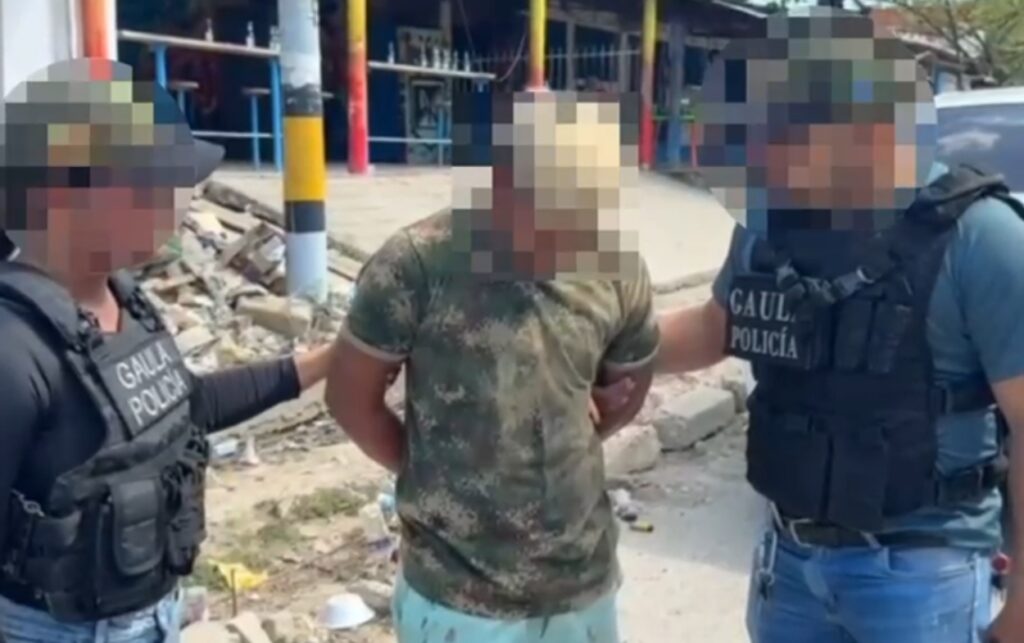 Golpe a la extorsión en Cartagena_ uniformados del GAULA capturan a presunto extorsionista en operativo realizado en un sector comercial de la ciudad..