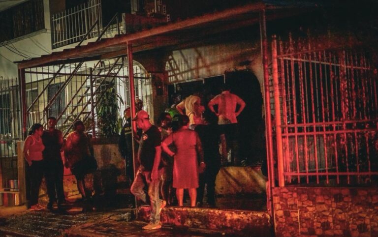 Incendio en los Calamares deja una vivienda con graves daños estructurales tras ser controlado por el Cuerpo de Bomberos..