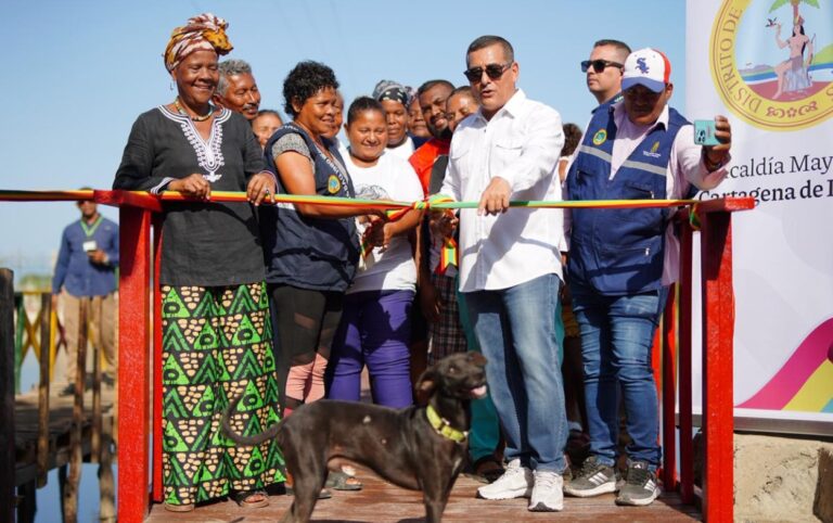 Más de 100 familias celebran la entrega del nuevo puente peatonal en Villa Gloria durante el acto de inauguración en La Boquilla.