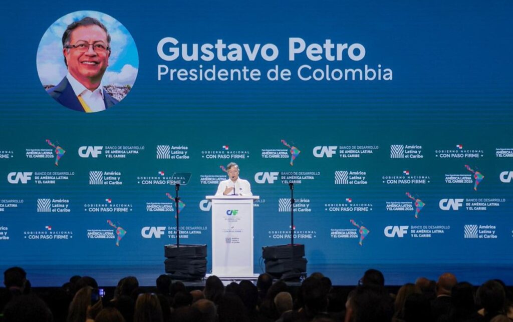 Más de 2.500 líderes políticos escuchan a Gustavo Petro en el escenario principal del Foro Económico Internacional de la CAF.