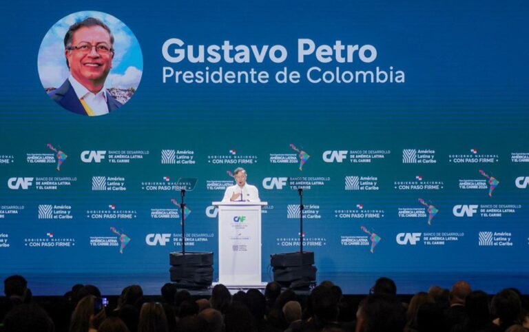 Más de 2.500 líderes políticos escuchan a Gustavo Petro en el escenario principal del Foro Económico Internacional de la CAF.
