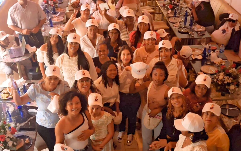 Mujeres lideresas y simpatizantes se reúnen en Cartagena durante encuentro de apoyo al proyecto presidencial de Roy Barreras.