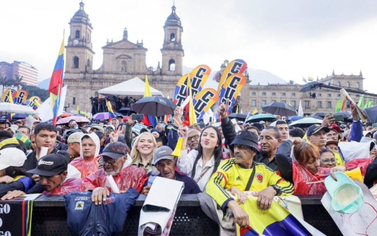 Multitud reunida en la Plaza de Bolívar durante una movilización, se espera que salgan este 28 de enero por el salario vital en Colombia, con banderas y consignas sindicales..