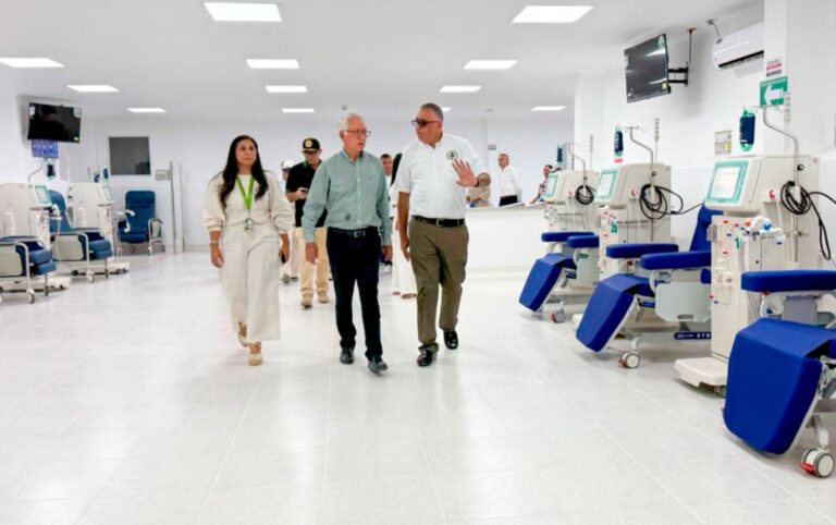 Sala hospitalaria renovada en La Guajira con equipos médicos modernos que fortalecen la atención en salud para 600 mil personas beneficiadas por la inversión del Gobierno nacional.