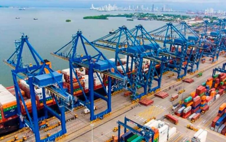 Vista aérea de terminal marítima en Colombia afectada por el nuevo escenario comercial tras el gravamen del 30% a Ecuador.