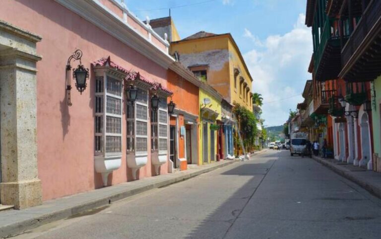 Vista de la Calle 30 de la Media Luna en Getsemaní, tramo intervenido por cierre total debido a trabajos de recuperación de la malla vial.