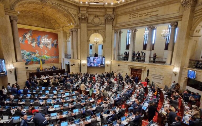 Se acaba la prima especial de congresistas desde 2026 Vista general del Congreso de la República en jornada legislativa, imagen de archivo sobre la prima especial eliminada desde 2026.