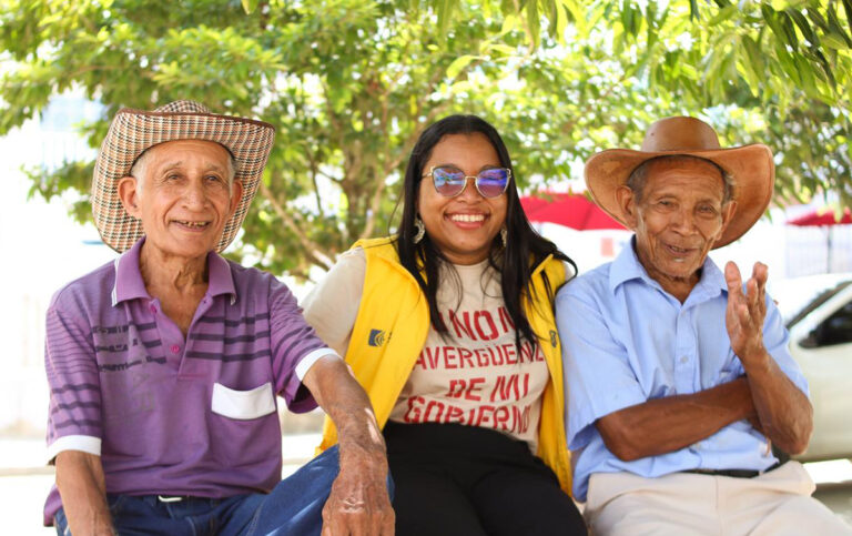 Colombia Mayor inicia entrega de pagos en Bolívar y el país Beneficiarios del programa Colombia Mayor cobrando subsidio en punto autorizado.