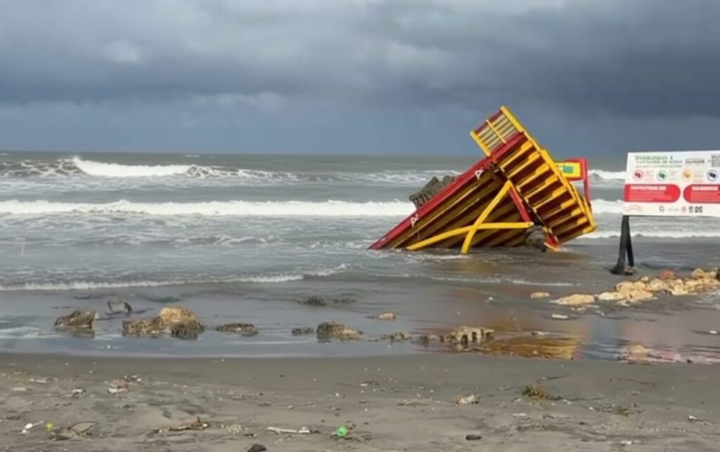Antigua garita colapsada por el mar de leva provocado por el segundo frente frio en el litoral de Cartagena.