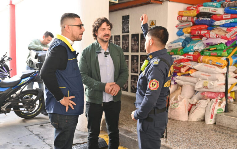 UNGRD traslada alimento para animales afectados por inundaciones en Córdoba.