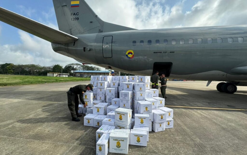 Cajas de asistencia humanitaria descargadas de un Boeing 737 que aterrizó en Montería con 10 toneladas de ayuda para Córdoba.