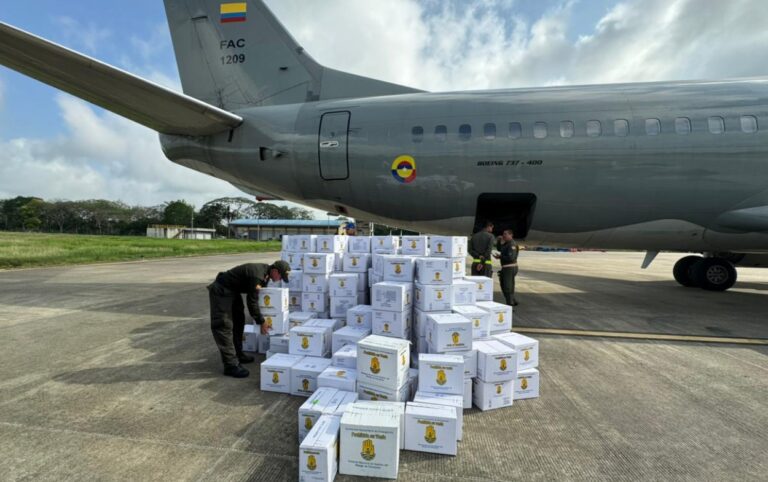 Cajas de asistencia humanitaria descargadas de un Boeing 737 que aterrizó en Montería con 10 toneladas de ayuda para Córdoba.