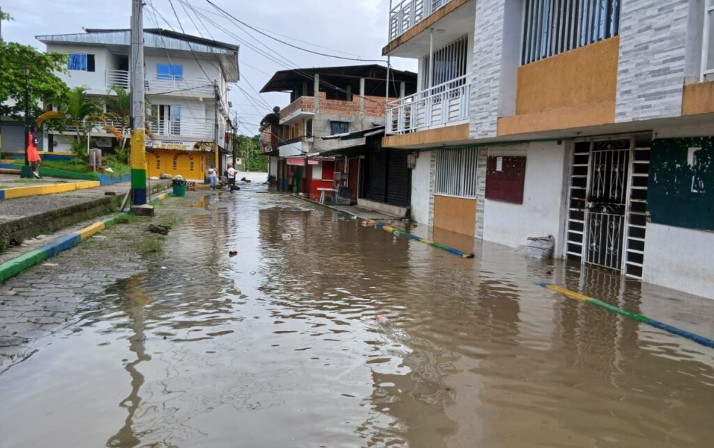 Calles inundadas reflejan el impacto de las lluvias que dejaron 256 emergencias en municipios afectados por el frente frío atípico.