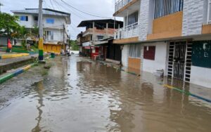 Calles inundadas reflejan el impacto de las lluvias que dejaron 256 emergencias en municipios afectados por el frente frío atípico.