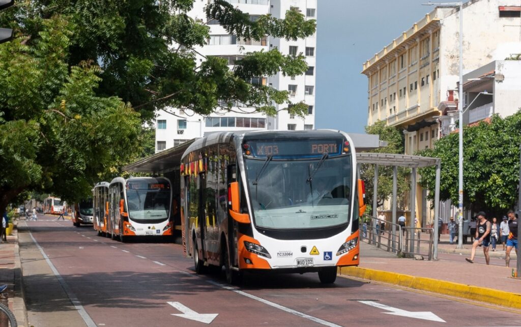 Energías limpias impulsan la movilidad sostenible con buses de Transcaribe operando en el carril exclusivo del centro de Cartagena.