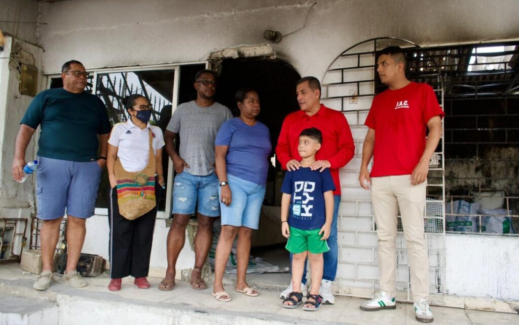 Familia De La Hoz junto al alcalde Dumek Turbay frente a la vivienda incendiada en Los Calamares tras el anuncio “En 3 meses tienen nueva casa”.