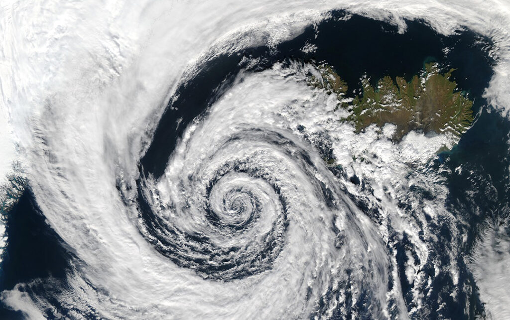 Frente frío genera oleaje fuerte y nubes densas en la costa Caribe colombiana.