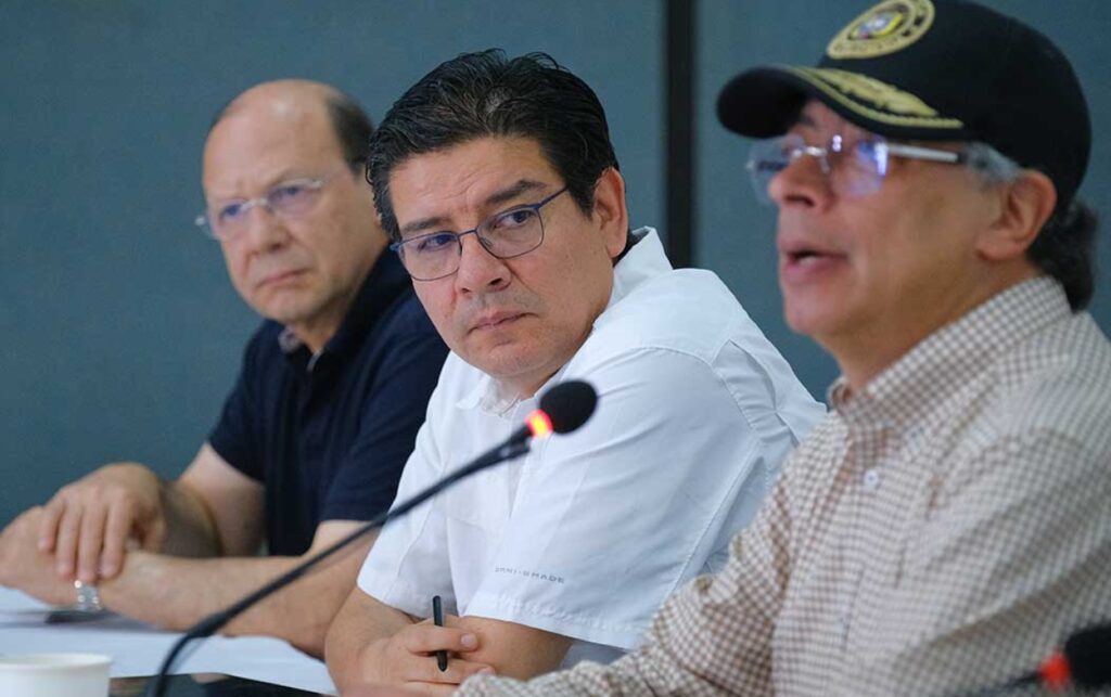 Funcionarios del Gobierno escuchan al presidente Petro mientras explica las consecuencias sociales de un recorte de $13 billones.