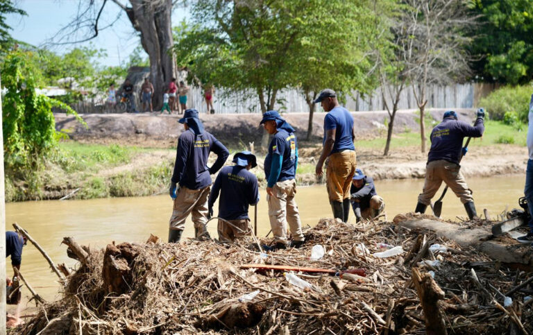 Guardianes de Bolívar ante inundaciones Guardianes de Bolívar limpiando calles inundadas en Montecristo.