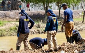 Guardianes-de-Bolivar-realizan-limpieza-en-calles-afectadas-por-inundaciones.