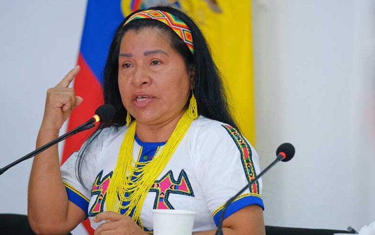 Martha Cecilia Domicó expone ante ministros y funcionarios su mensaje por la libertad para el río durante la sesión oficial en Montería.